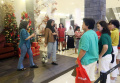 aktivitas-pengunjung-menikmati-pernak-pernik-natal-di-senayan_20231218_200408.jpg