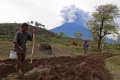 Aktivitas Warga Ditengah Erupsi Gunung Agung
