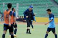 Alfred Riedl Memimpin Latihan Timnas Indonesia