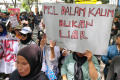 aliansi-pkl-kota-bandung-melawan-demo-di-balai-kota-bandun_20240207_142419.jpg