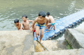 anak-anak-asik-berenang-di-kali-kwitang-jakarta_20240522_203309.jpg