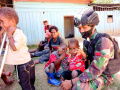 Anak-Anak di Papua Bahagia Bersama Satgas Yonif Raider 142/KJ