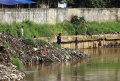 anak-anak-nekat-berenang-di-bantaran-sungai-ciliwung_20230102_180323.jpg
