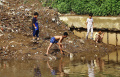 Anak-anak Nekat Berenang di Bantaran Sungai Ciliwung