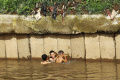 Anak-anak Nekat Berenang di Bantaran Sungai Ciliwung
