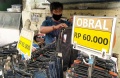 Andri Terima Jasa Permak dan Jualan Pakaian di Trotoar