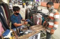 Andri Terima Jasa Permak dan Jualan Pakaian di Trotoar