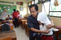anggota-dprd-surabaya-temui-siswa-korban-pelecehan-seksual_20150108_163814.jpg