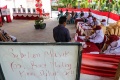 Anggota KPPS Berpakaian Siswa Sekolah Dasar
