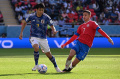 Anthony Contreras dan Miki Yamane Saling Berebut Bola