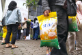 antre-beras-medium-rp-44-ribu-di-hotel-poster-bandung_20230315_165056.jpg