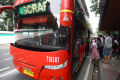 antre-naik-bus-wisata-transjakarta_20220515_163529.jpg