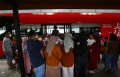 antre-naik-bus-wisata-transjakarta_20220515_165056.jpg