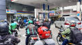 Antrean di SPBU di Tengah Wacana Kenaikan Harga BBM