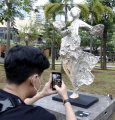 antusias-pengunjung-di-hari-pertama-art-jakarta-gardens-2022_20220407_223651.jpg