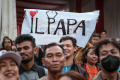 Antusias Warga Menyambut Paus Fransiskus di Gereja Katedral