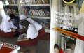 Antusiasme Sejumlah Pelajar Membaca di Perpustakaan Umum Manggis