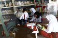 Antusiasme Sejumlah Pelajar Membaca di Perpustakaan Umum Manggis