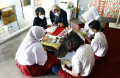 Antusiasme Sejumlah Pelajar Membaca di Perpustakaan Umum Manggis