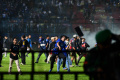 Arema FC Kalah dari Persebaya, Aremania Ricuh Arema FC Kalah dari Persebaya, Aremania Ricuh