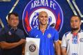 arema-fc-kenalkan-pemain-asing-baru_20240701_160258.jpg