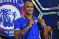 arema-fc-kenalkan-pemain-asing-baru_20240701_160340.jpg