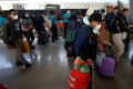 arus-balik-di-stasiun-pasar-senen_20220506_164715.jpg