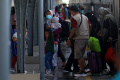 arus-balik-di-stasiun-pasar-senen_20220506_164845.jpg