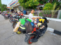 arus-balik-pemudik-motor-istirahat-di-spbu-cikampek_20220508_081815.jpg