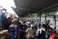 arus-balik-penumpang-kereta-jarak-jauh-di-stasiun-pasar-senen_20220509_215148.jpg