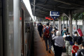 Arus Balik Penumpang Kereta Jarak Jauh di Stasiun Pasar Senen
