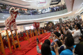 Atraksi Barongsai Tonggak di Pusat Perbelanjaan