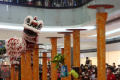 Atraksi Barongsai Tonggak di Pusat Perbelanjaan