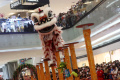 Atraksi Barongsai Tonggak di Pusat Perbelanjaan