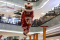 Atraksi Barongsai Tonggak di Pusat Perbelanjaan