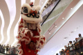Atraksi Barongsai Tonggak di Pusat Perbelanjaan