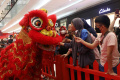 Atraksi Barongsai Tonggak di Pusat Perbelanjaan