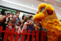 Atraksi Barongsai Tonggak di Pusat Perbelanjaan
