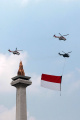 Atraksi Pesawat F-16 dan Helikopter Kibarkan Bendera Merah Putih Raksasa