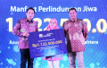 axa-mandiri-menyerahkan-manfaat-asuransi-mandiri-perlindungan-se_20230921_093909.jpg