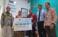 AXA Mandiri Menyerahkan Pembayaran Klaim Rp 789,44 juta