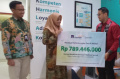 axa-mandiri-menyerahkan-pembayaran-klaim-rp-78944-juta_20221122_180716.jpg
