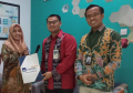 AXA Mandiri Menyerahkan Pembayaran Klaim Rp 789,44 juta