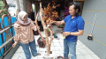 Ayu Krisna Pengrajin Bunga Hias Dari Sampah Material
