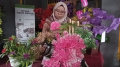 Ayu Krisna Pengrajin Bunga Hias Dari Sampah Material