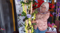 Ayu Krisna Pengrajin Bunga Hias Dari Sampah Material