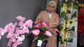 Ayu Krisna Pengrajin Bunga Hias Dari Sampah Material
