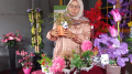 Ayu Krisna Pengrajin Bunga Hias Dari Sampah Material
