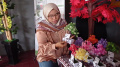 Ayu Krisna Pengrajin Bunga Hias Dari Sampah Material