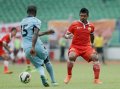 Bambang Pamungkas Hadang Laju Pemain Persela